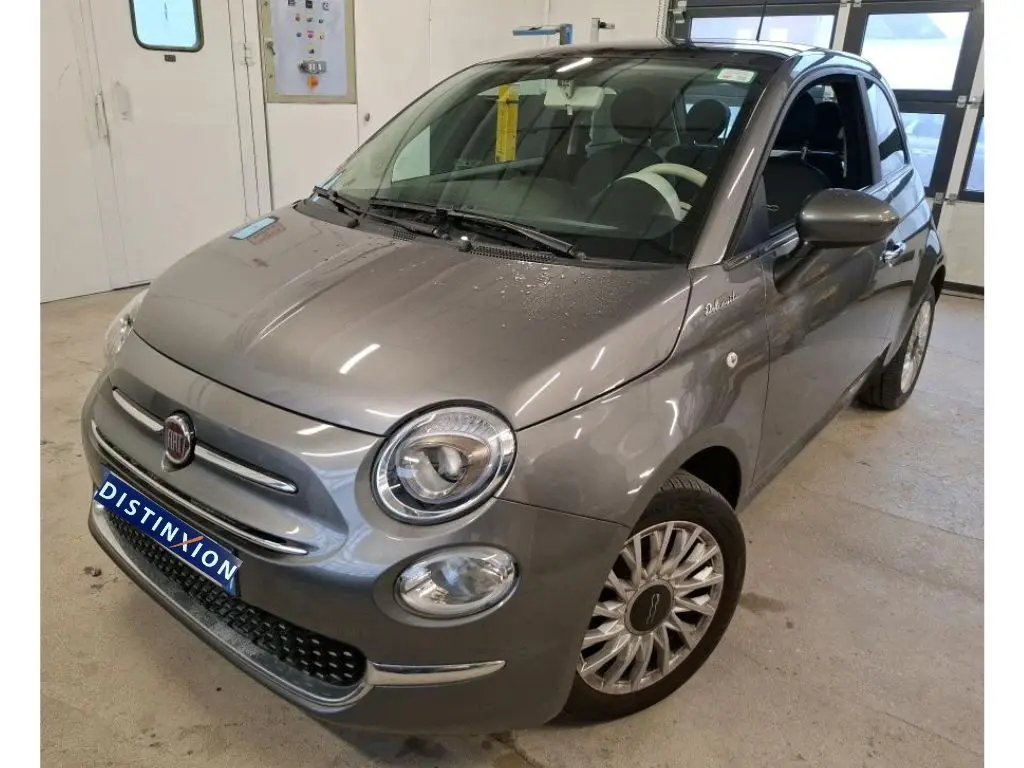 Vue 3/4 avant droite d'une FIAT 500 Dolcevita 2022 gris Electroclash avec jantes spécifiques et logo distinctif sur aile.