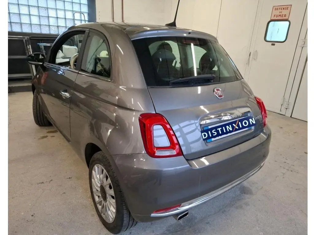 Vue 3/4 arrière droite d'une Fiat 500 gris Electroclash 2022 avec feux arrière LED et logo hybride sur hayon.