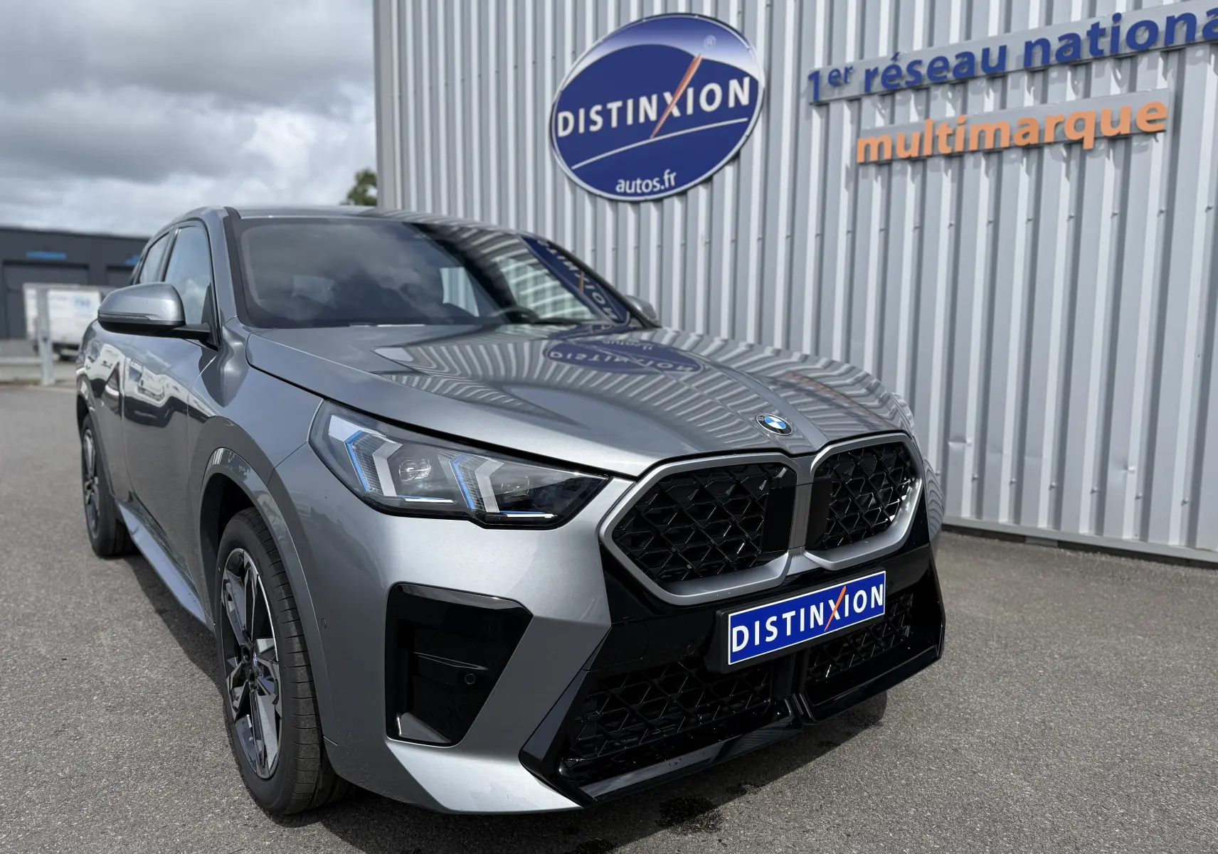BMW X2 2025 gris Skyscraper en vue 3/4 avant, mettant en valeur sa calandre noire et ses phares LED distinctifs.
