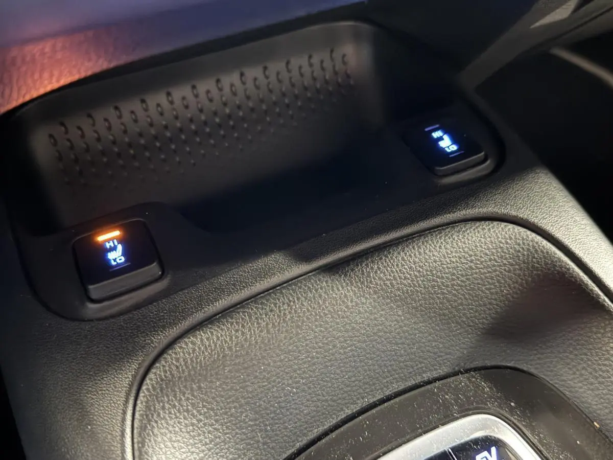 Gros plan sur les commandes de sièges chauffants avant de la Toyota Corolla hybride 2022, finition Dynamic Business.