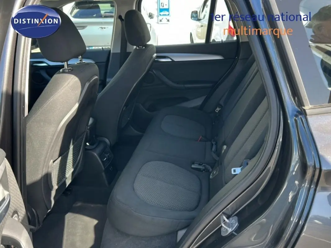 Vue intérieure côté droit des sièges arrière gris foncé d’un BMW X1 F48 LCI 2022 avec portes ouvertes.