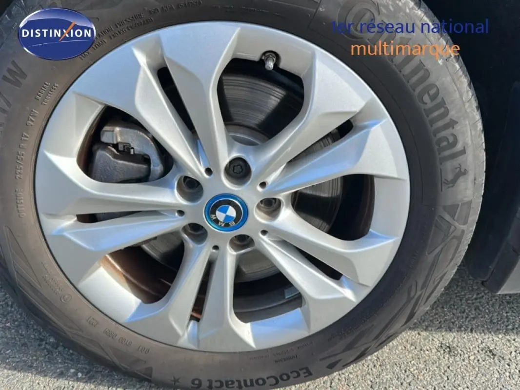 Gros plan sur la jante alliage 18 pouces argentée du BMW X1 F48 LCI gris foncé, avec logo BMW au centre.