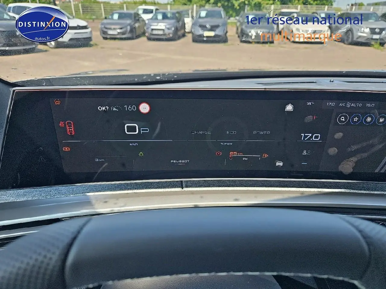 Vue intérieure du tableau de bord numérique du Peugeot 3008 Hybrid 145 GT e-dcs6 noir, affichage multifonction et vitesse à 0 km/h.