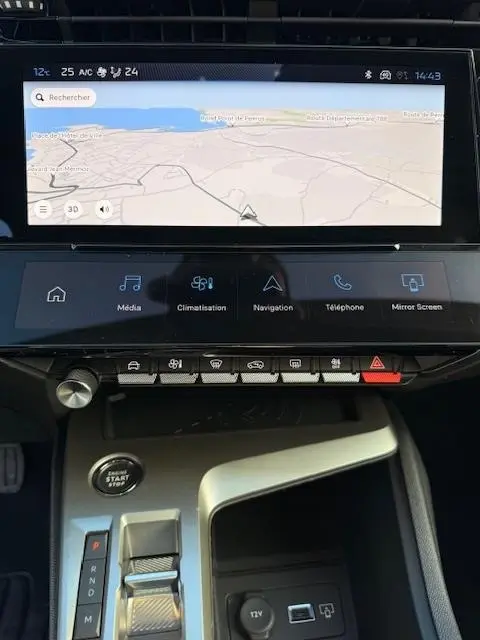 Gros plan sur la console centrale de la Peugeot 308 Hybrid blanche, avec écran tactile navigation et commandes tactiles.