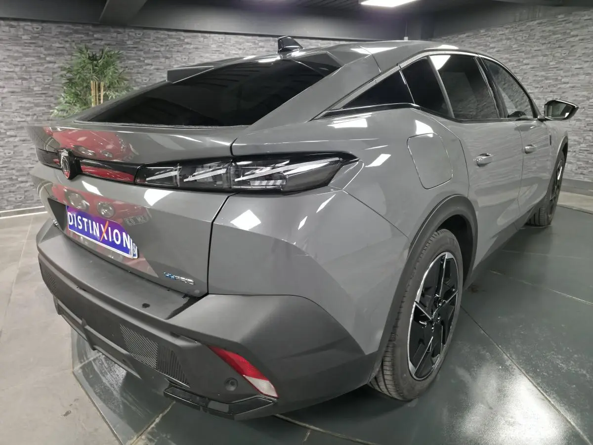 Vue 3/4 arrière droite de la Peugeot 408 gris Selenium avec feux arrière LED et jantes alliage 19 pouces.