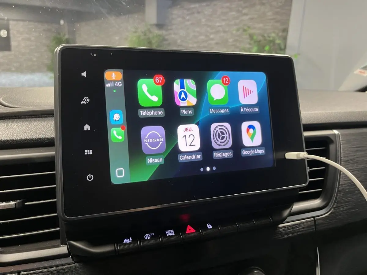 Écran tactile 8 pouces du Nissan Primastar N-Connecta 2022 affichant Apple CarPlay, vu de face dans l'habitacle.