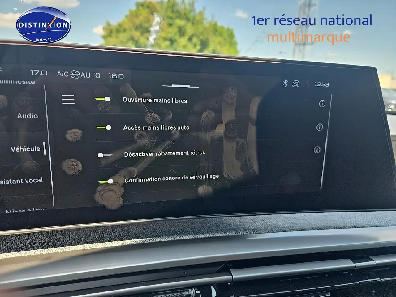 Écran tactile intérieur du Peugeot 3008 noir montrant les réglages mains libres avec traces de doigts visibles.