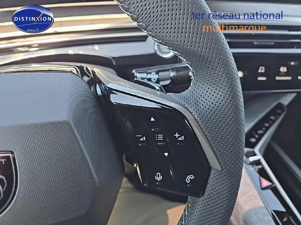 Gros plan sur le volant cuir perforé côté gauche du Peugeot 3008 noir, avec commandes vocales et audio intégrées.