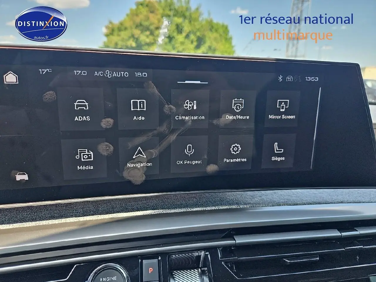 Écran tactile central avec interface multimédia du Peugeot 3008 noir, vue intérieure frontale rapprochée.