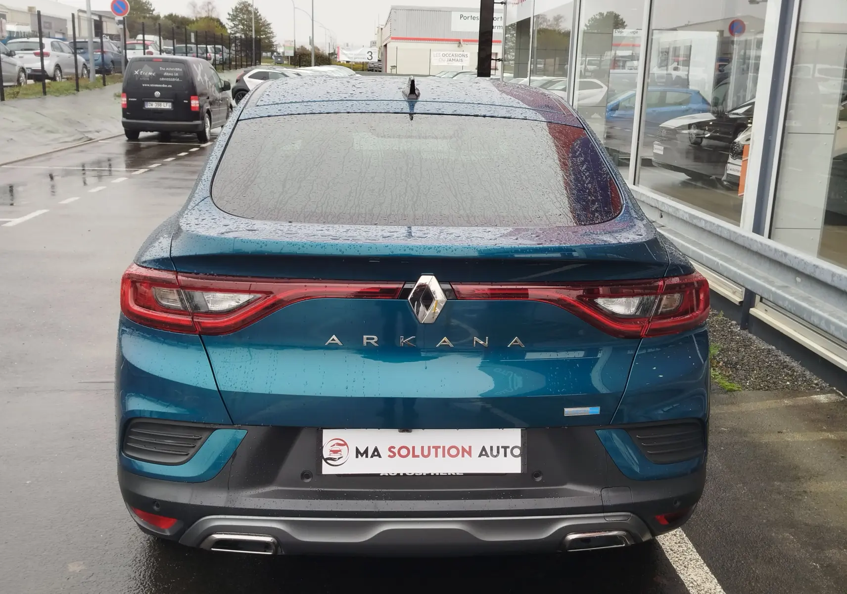 Vue arrière d'une Renault Arkana bleu Zanzibar 2022 avec feux LED et double sortie d'échappement intégrée.