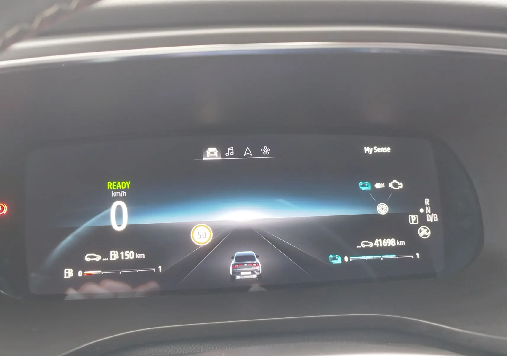 Tableau de bord numérique du Renault Arkana 1.6 E-Tech bleu Zanzibar affichant la vitesse à 0 km/h et l'autonomie de 150 km.