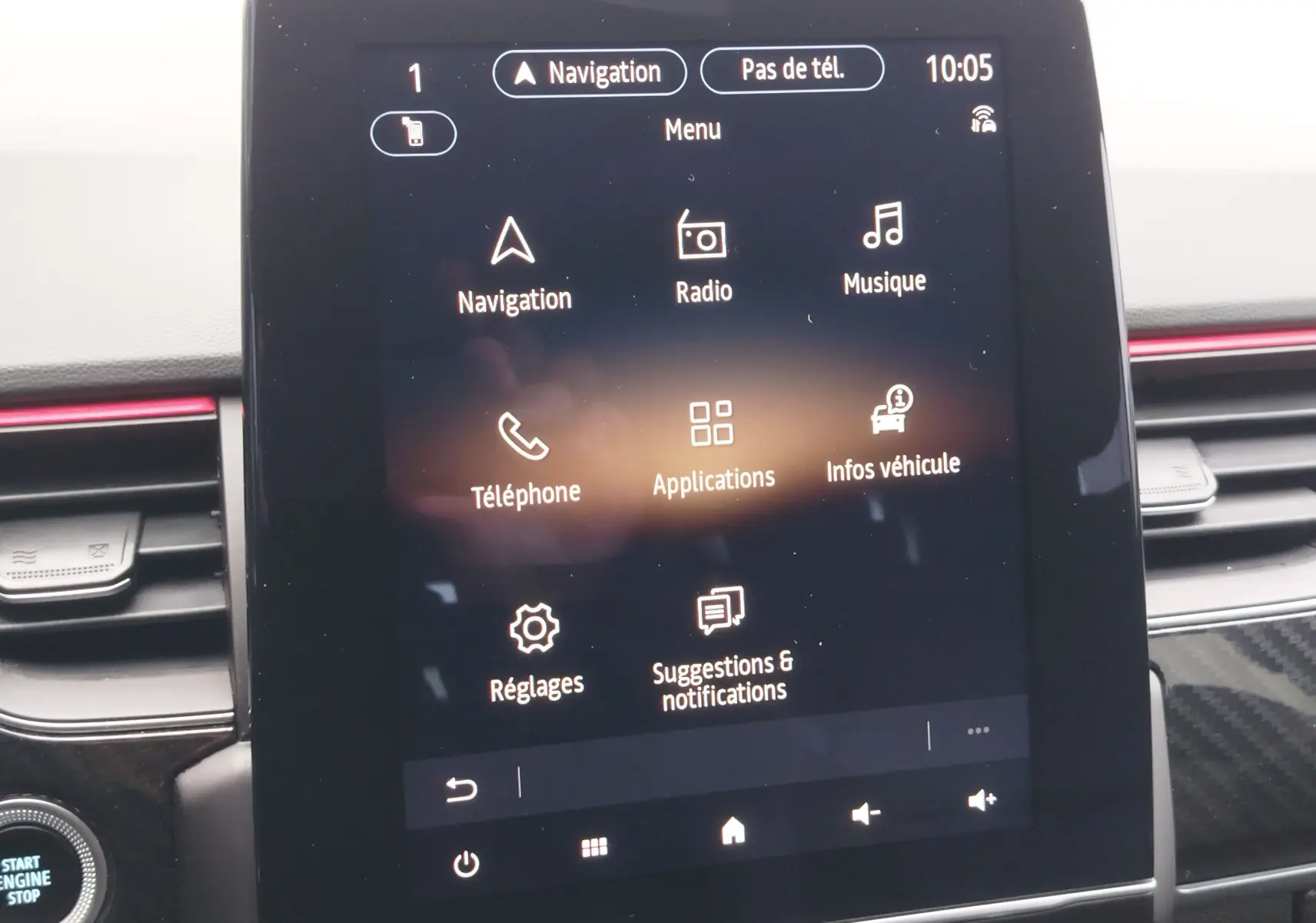 Écran tactile central de la Renault Arkana 1.6 E-Tech 2022 affichant le menu principal avec navigation et radio.