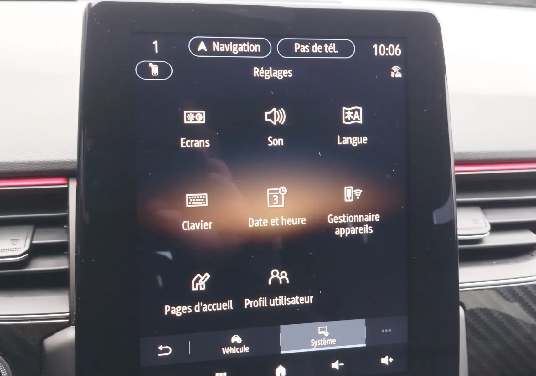 Écran tactile central du Renault Arkana 2022 affichant le menu Réglages, avec détails en blanc sur fond noir.