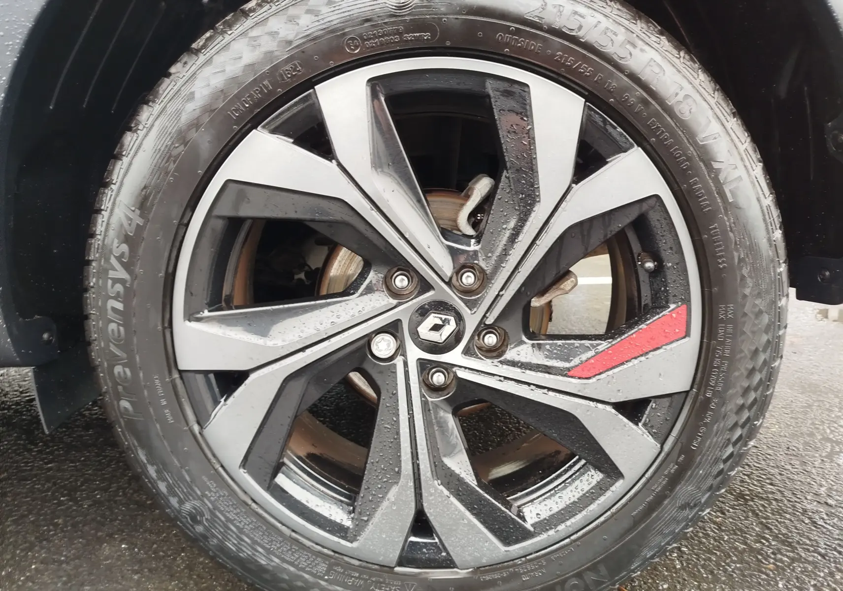 Gros plan sur la jante alliage noire et grise avec détail rouge du Renault Arkana 1.6 E-Tech 145ch RS Line 2022.