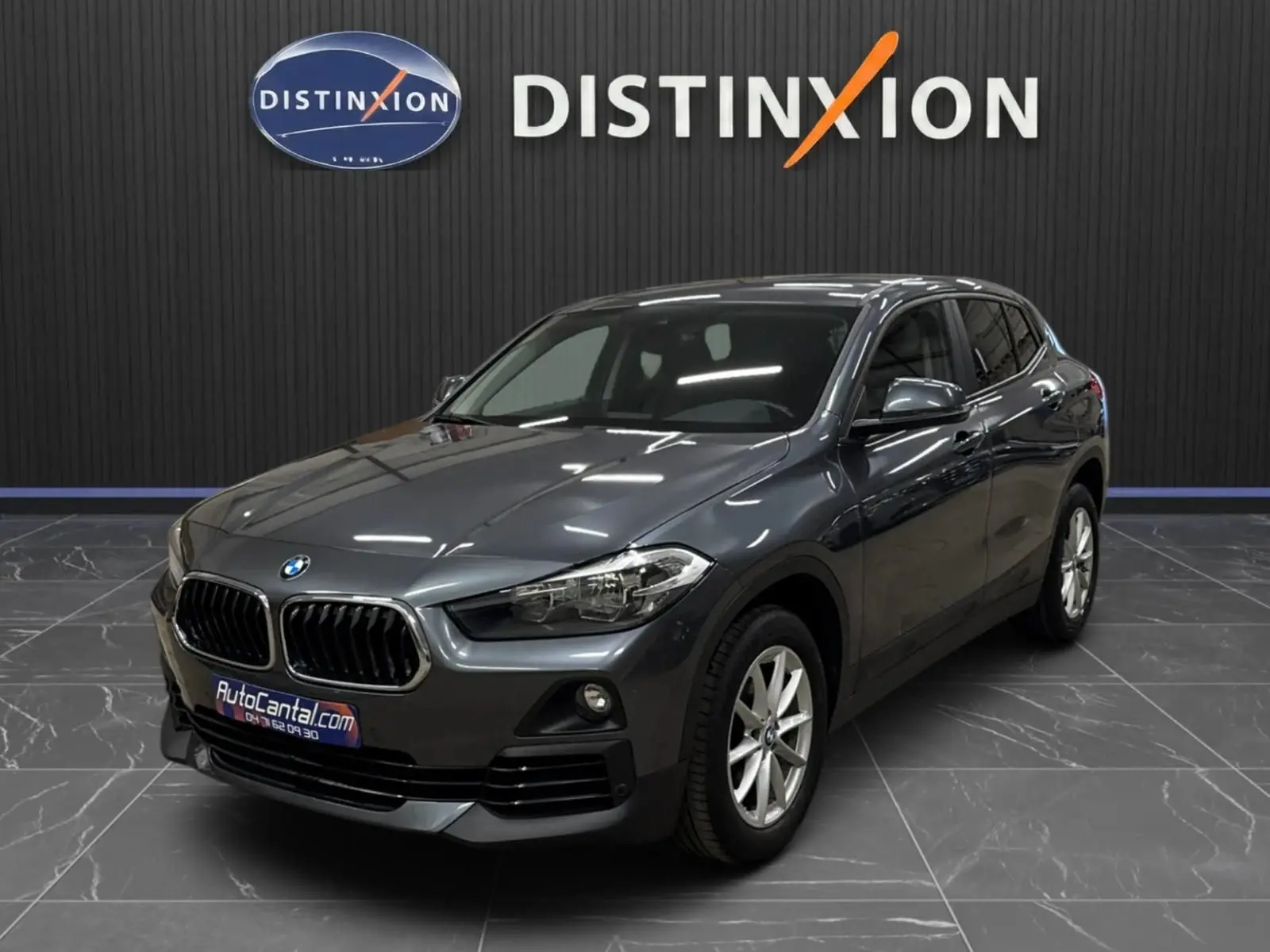 BMW X2 gris minéral métallisé vue 3/4 avant droit, avec calandre double haricot et jantes alliage 17 pouces.