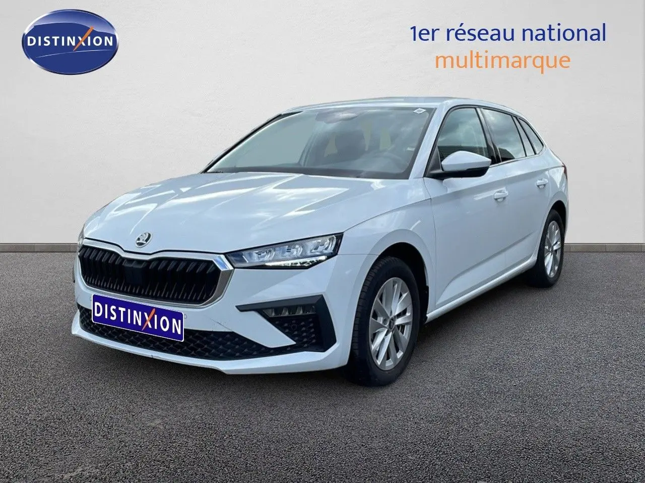Skoda Scala blanc glacier vue 3/4 avant droit, calandre noire et jantes alliage 16 pouces visibles.