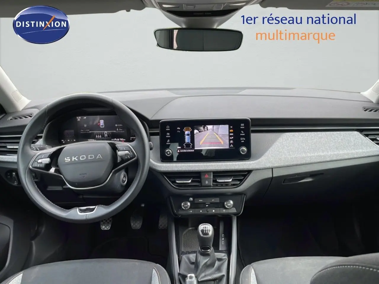 Intérieur de la Skoda Scala blanc glacier, vue frontale du tableau de bord avec écran tactile et volant multifonction.