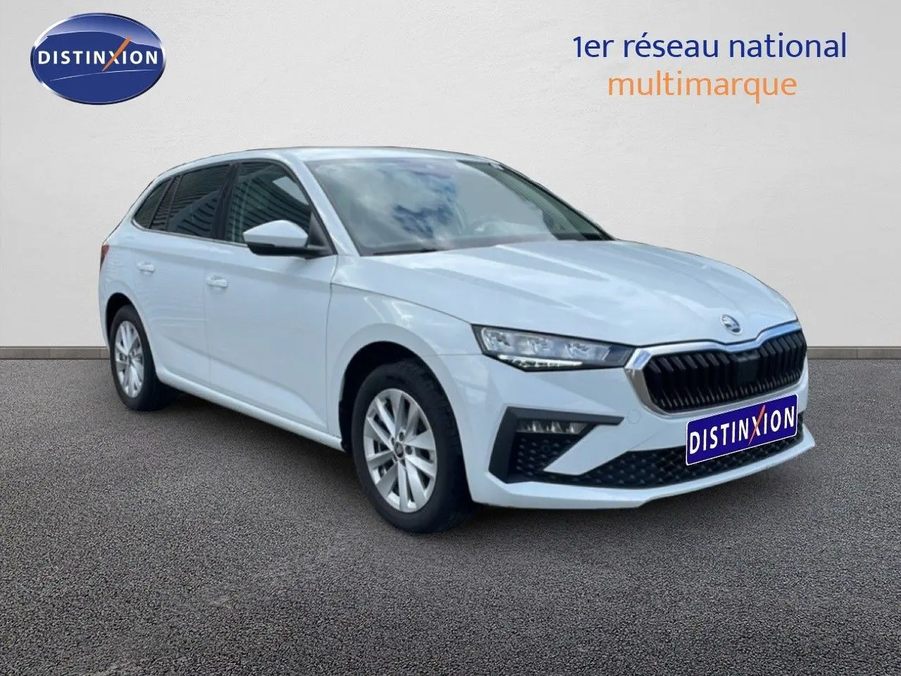 Vue 3/4 avant d'une Skoda Scala blanc glacier, avec calandre noire et jantes alliage 16 pouces.