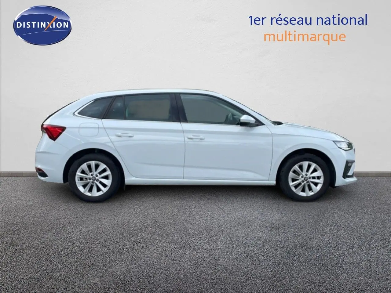 Profil droit d'une Skoda Scala blanc glacier 2025, version 1.0 TSI 115CH SELECTION avec jantes alliage et vitres teintées.