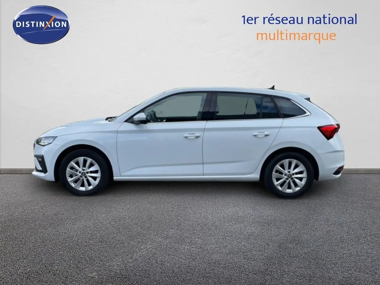Vue de profil côté gauche d'une Skoda Scala blanc glacier 2025 avec jantes alliage et vitres teintées.