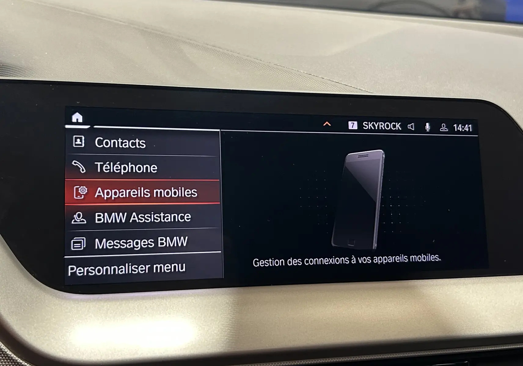 Écran central du système GPS BMW Série 1 16d 2023 affichant le menu de gestion des appareils mobiles.