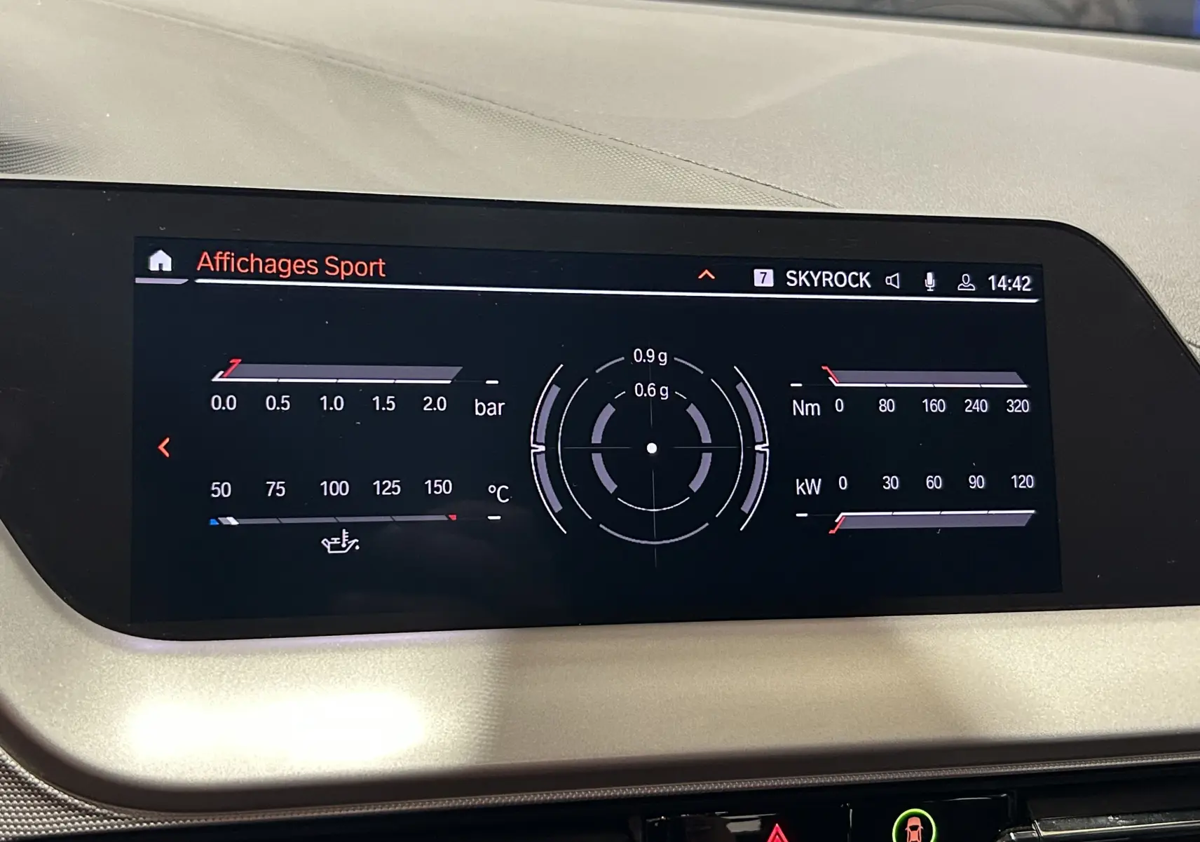 Écran central de la BMW Série 1 16d 2023 affichant les données sportives en mode numérique sur fond noir.