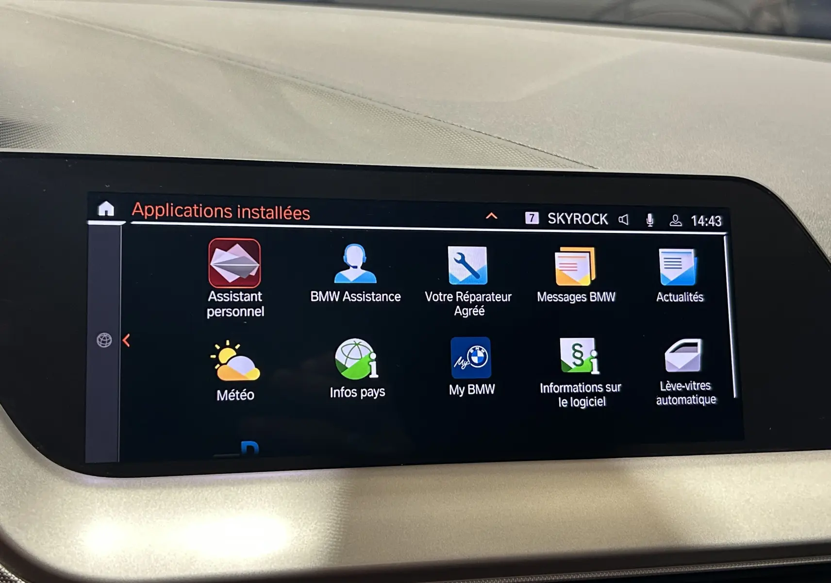 Écran tactile intérieur de la BMW Série 1 16d noir 2023 affichant les applications installées du système GPS virtuel.