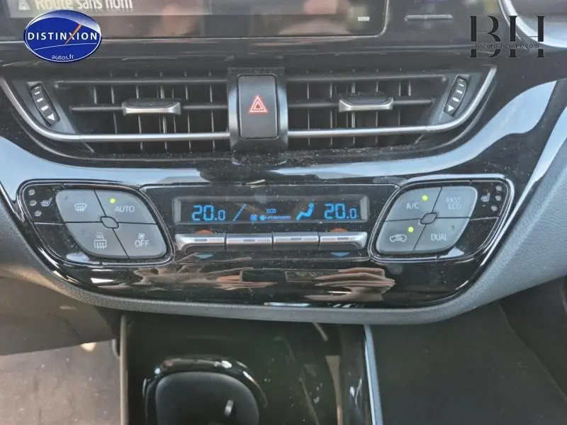 Tableau de bord du Toyota C-HR gris aluminium 2019 montrant la climatisation automatique bi-zone et les commandes centrales.