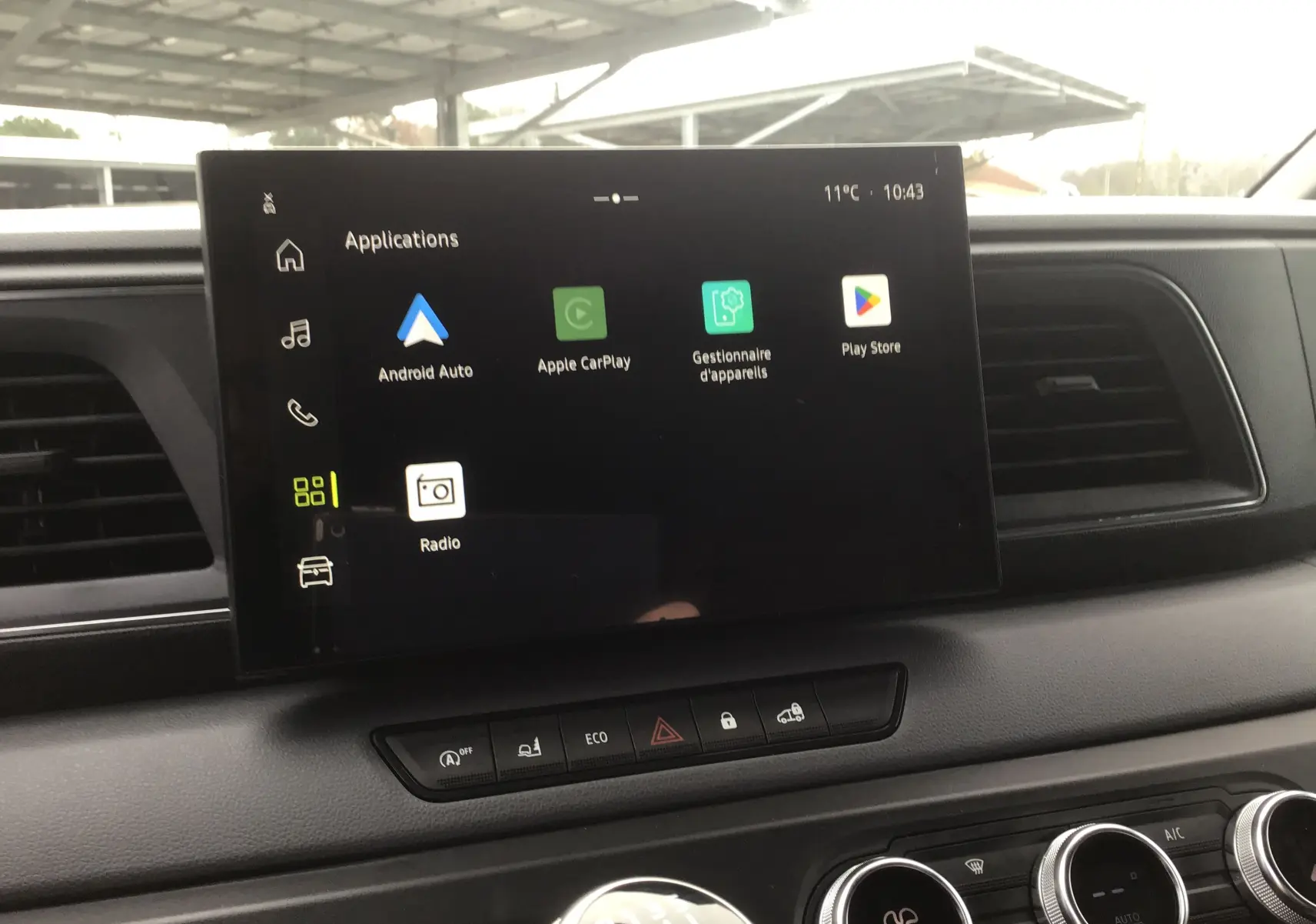 Vue rapprochée de l’écran tactile central du Renault Master 2025 gris urbain, affichant les applications connectées.
