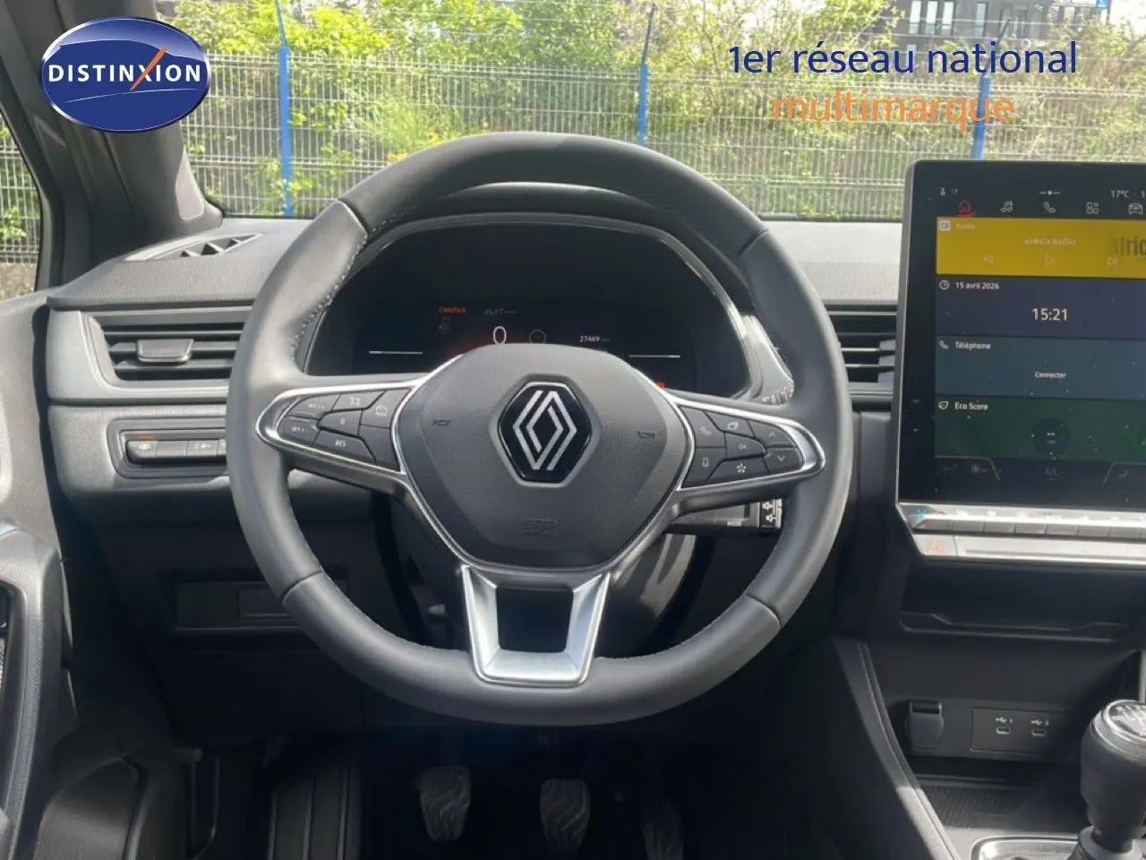 Vue frontale du volant noir du Renault Captur 2025 avec tableau de bord numérique et écran tactile central.
