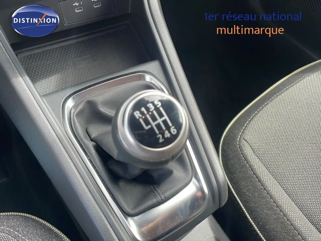 Gros plan sur le levier de vitesses manuel du Renault Captur 2025, intérieur gris noir avec sellerie tissu.