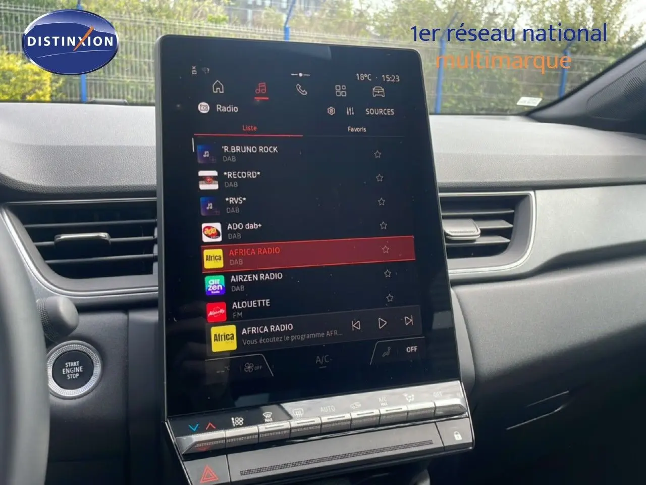 Vue intérieure du tableau de bord du Renault Captur 2025, écran tactile central affichant les radios DAB, ambiance gris cassiopée métal.