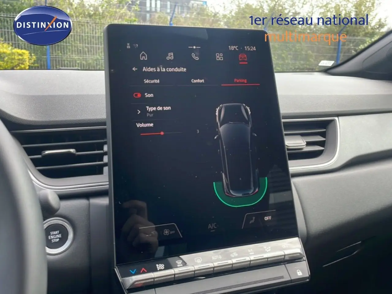 Vue intérieure centrée sur l’écran tactile du tableau de bord du Renault Captur 2025, finition Technologie.