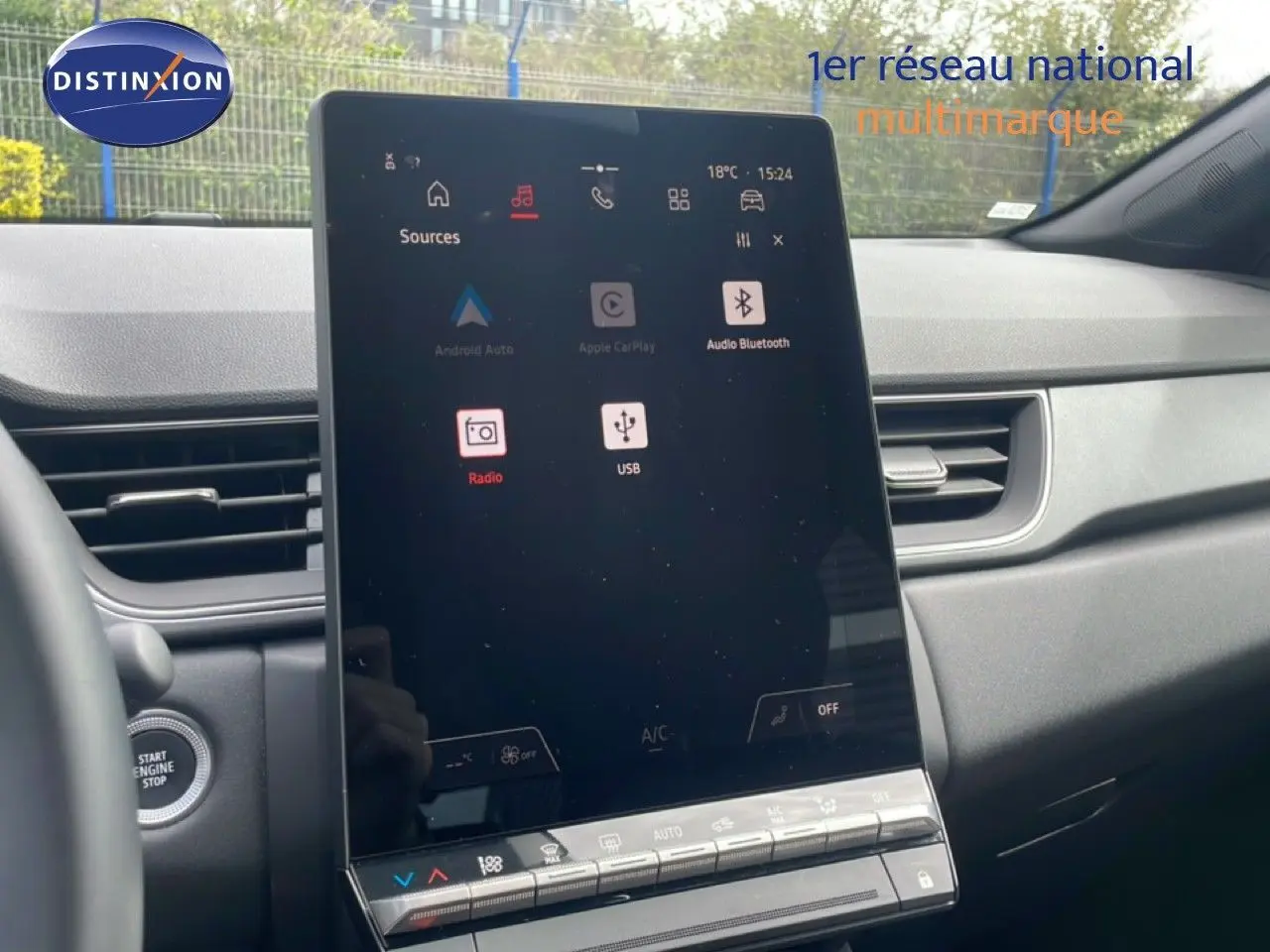 Vue rapprochée de l’écran tactile central noir du tableau de bord du Renault Captur gris Cassiopée métal 2025.