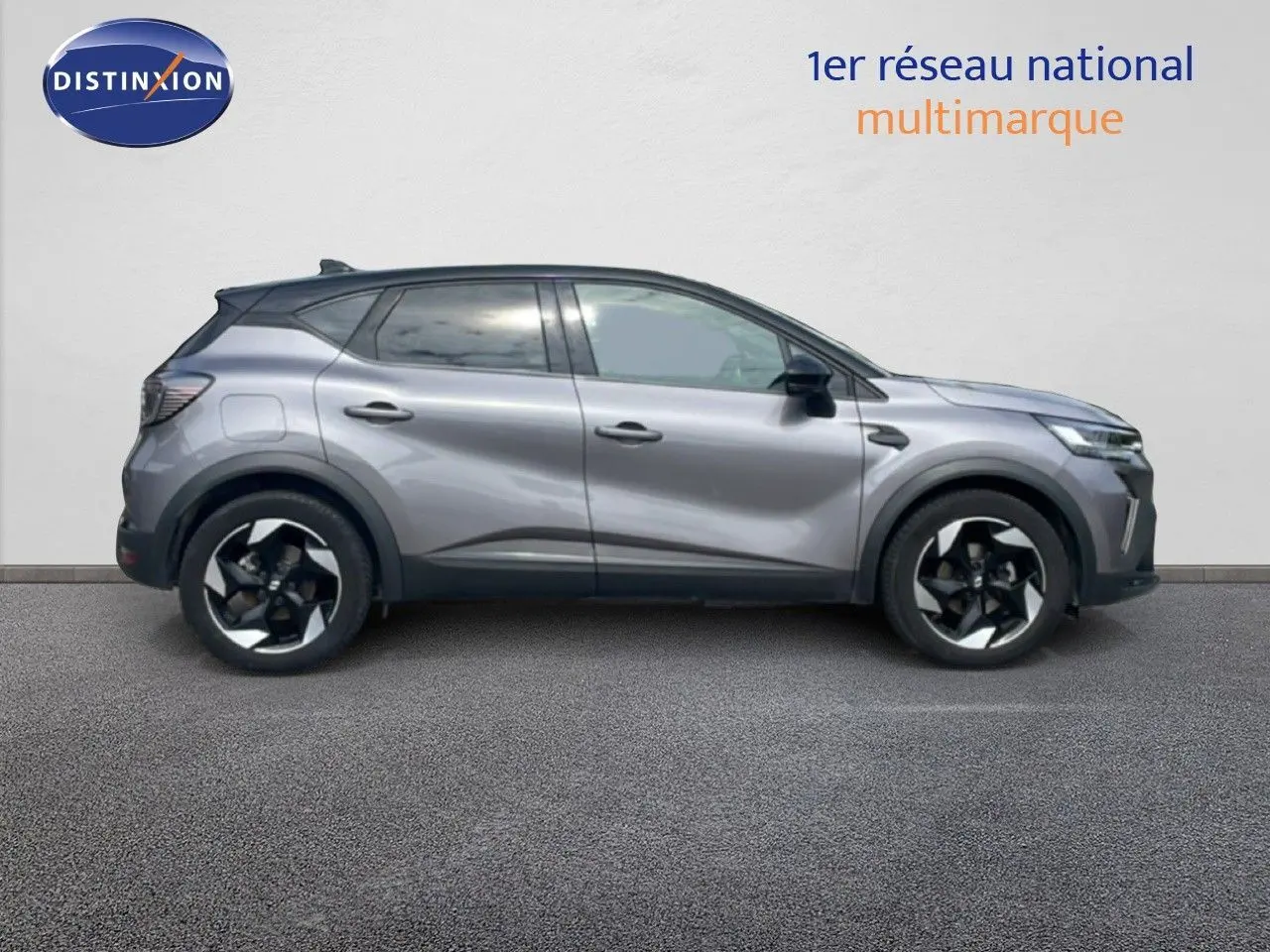 Profil droit du Renault Captur 2025 gris Cassiopée métal avec toit noir et jantes biton distinctives.