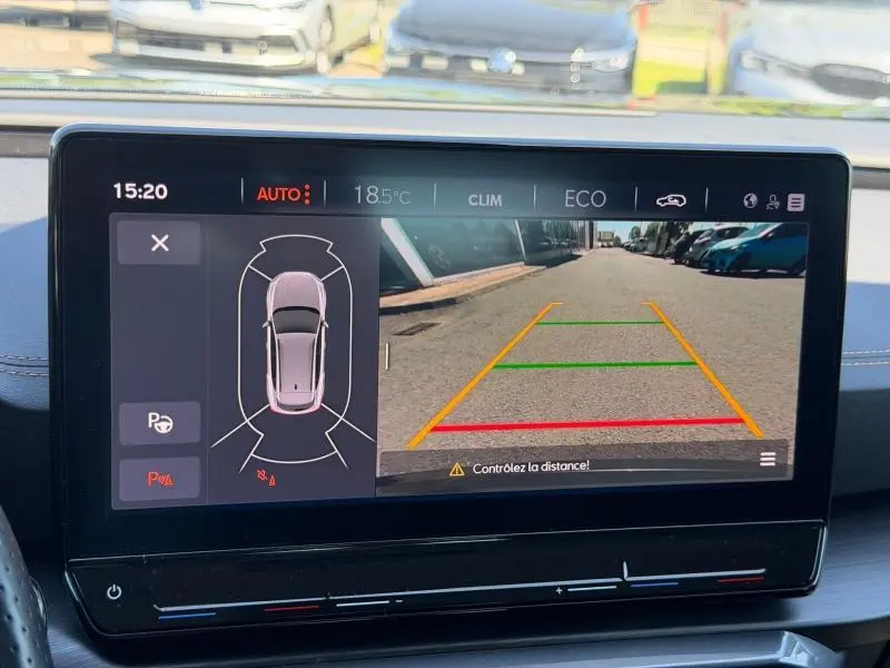 Écran tactile intérieur de la CUPRA Formentor 1.4 e-HYBRID montrant la caméra de recul avec guidage coloré.