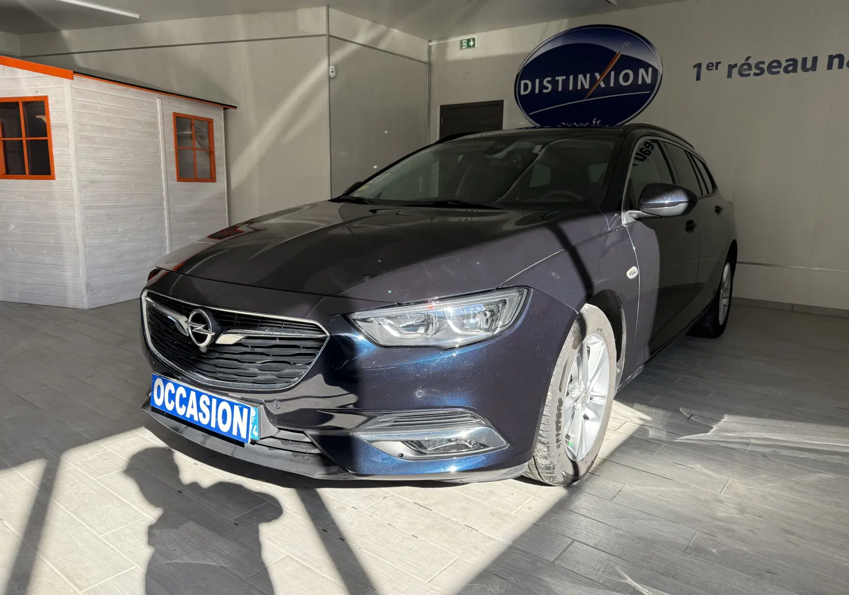 Opel Insignia Sports Tourer bleu lune marine métal vue 3/4 avant droit en intérieur showroom