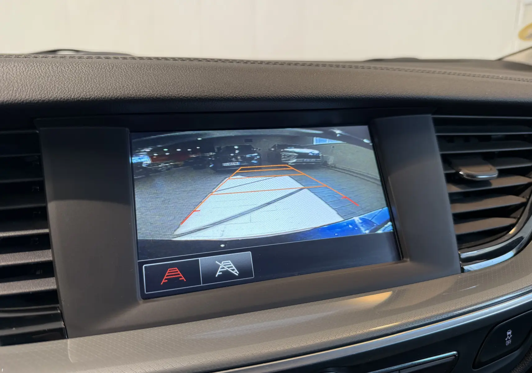 Intérieur de l'Opel Insignia Sports Tourer 2019, vue frontale du tableau de bord et volant, finition tissu gris noir.