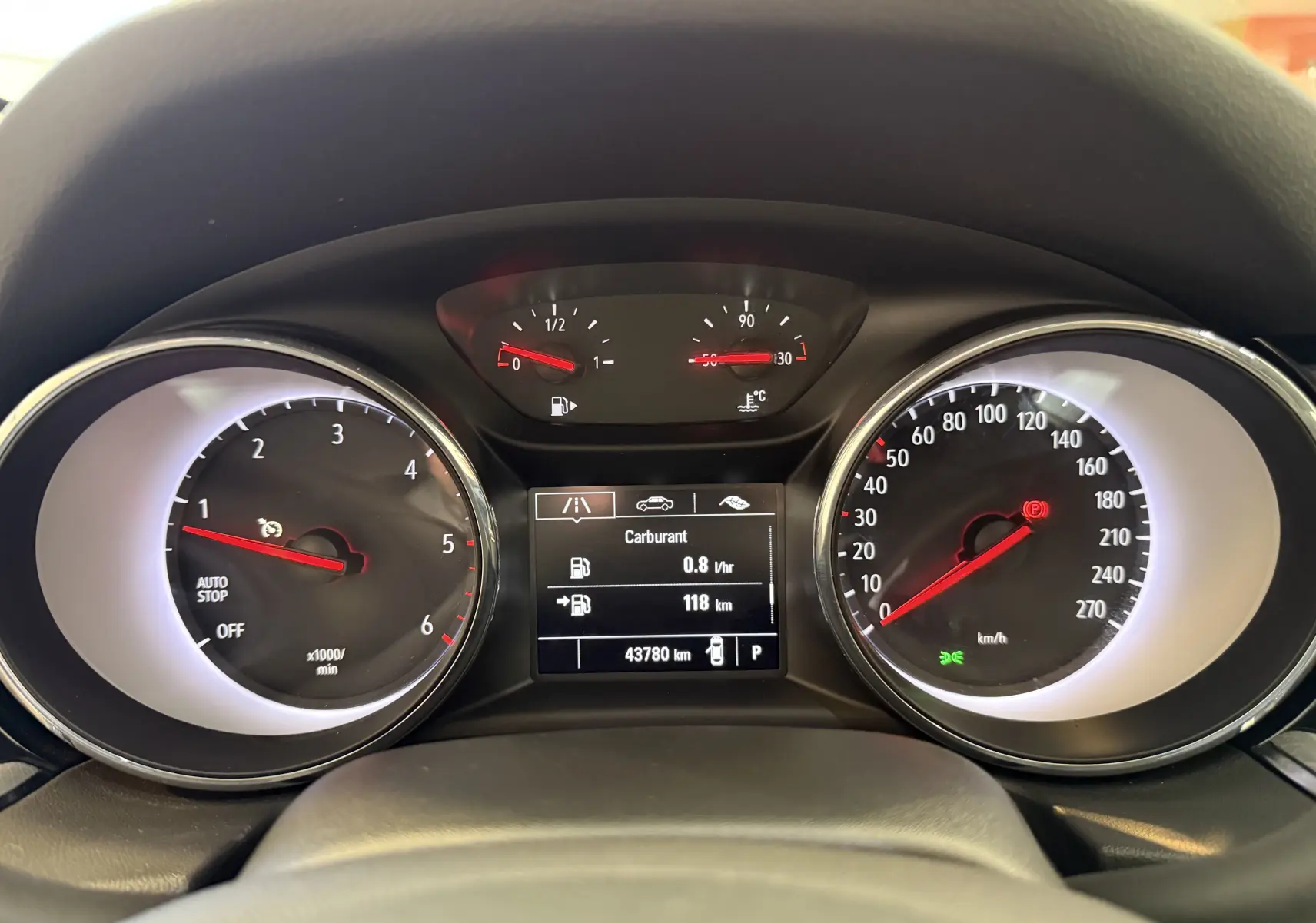 Intérieur de l'Opel Insignia Sports Tourer 2019 vu côté conducteur, sièges tissu gris et tableau de bord noir.