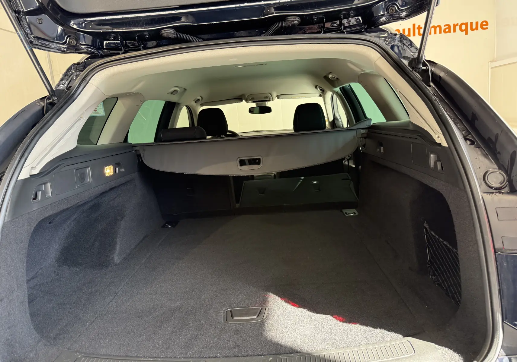 Coffre spacieux de l'Opel Insignia Sports Tourer 2019, vue depuis l'arrière avec cache-bagages déployé.