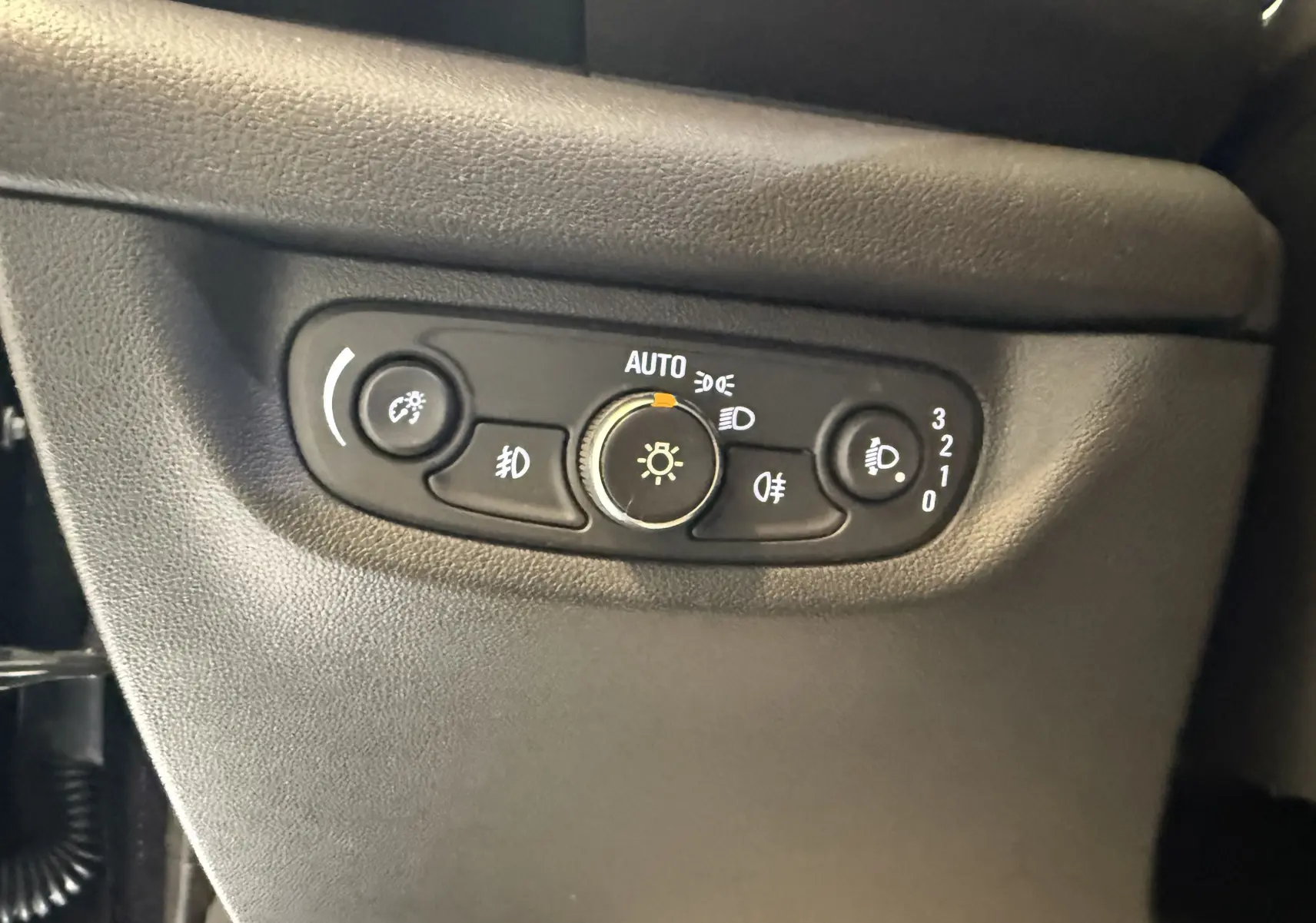 Commande des phares avec réglage automatique et antibrouillard sur tableau de bord d'Opel Insignia Sports Tourer 2019.