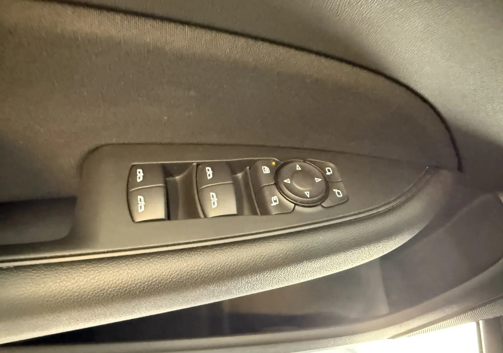 Commande des vitres électriques et réglage des rétroviseurs sur la porte côté gauche d'une Opel Insignia Sports Tourer bleu marine.