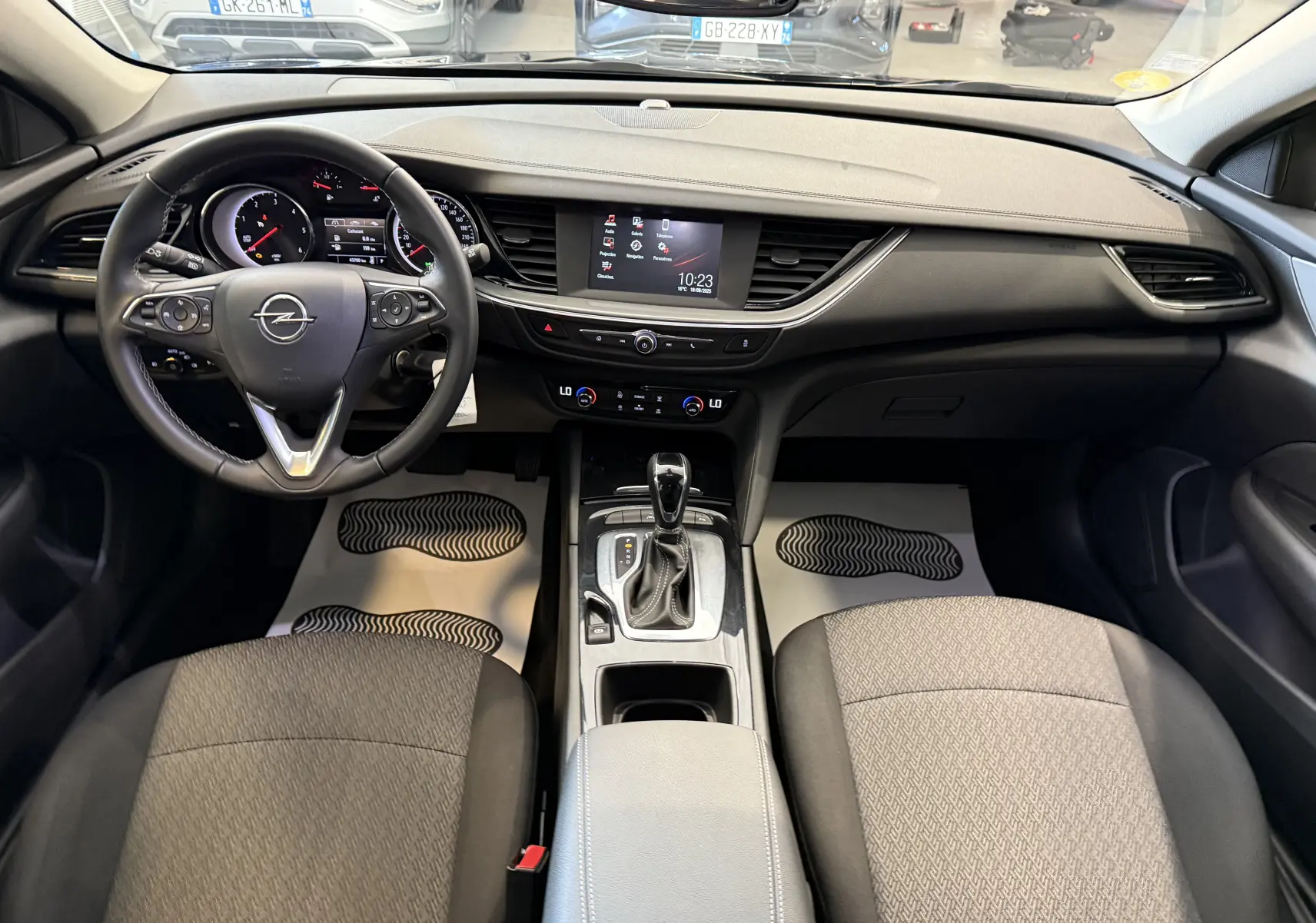 Écran central de l’Opel Insignia Sports Tourer montrant la caméra de recul avec guidage en surimpression.
