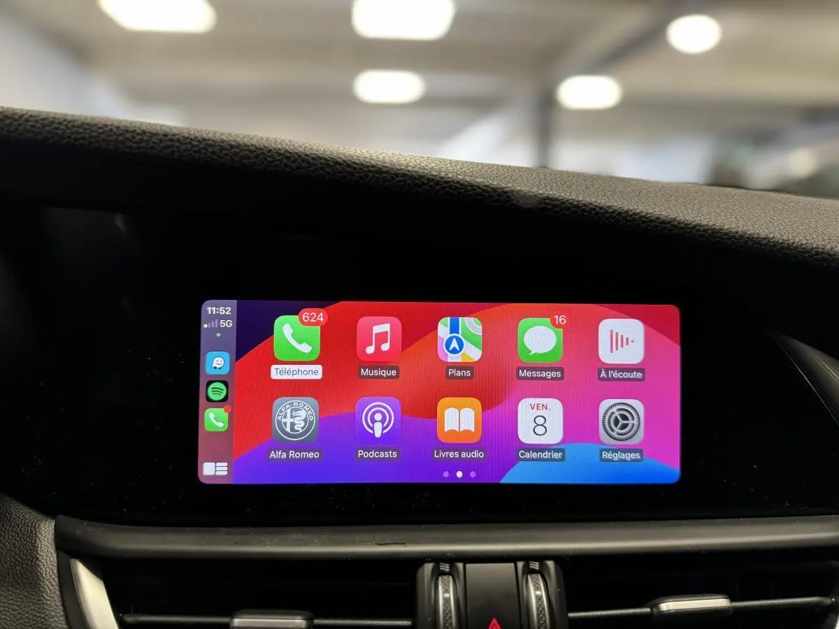Écran tactile 8,8 pouces de l'Alfa Romeo Giulia 2021 affichant Apple CarPlay dans un intérieur noir.