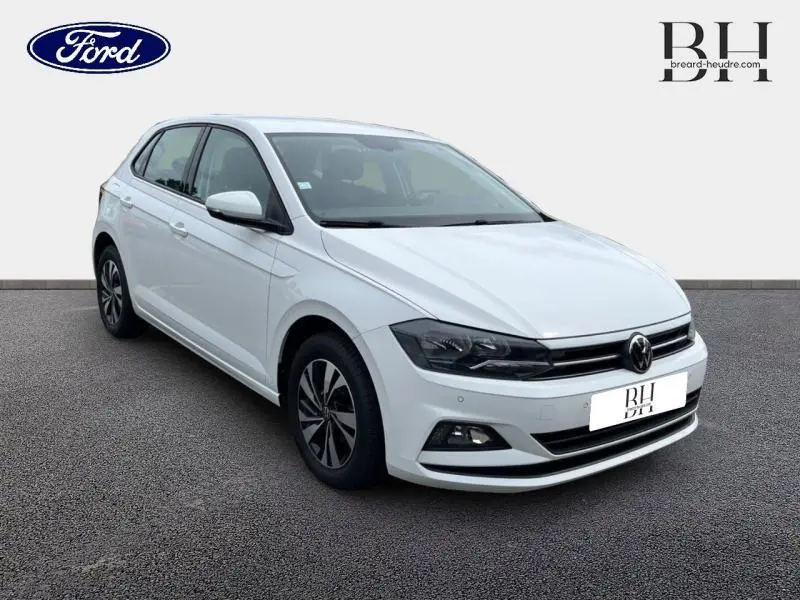 Volkswagen Polo blanc pur vue 3/4 avant droit avec calandre noire et jantes alu distinctives.