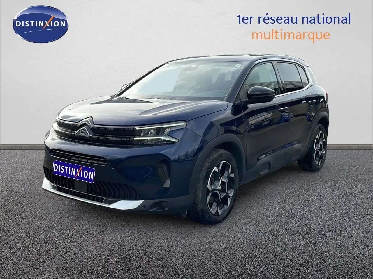 Citroën C5 Aircross bleu Eclipse métal en 3/4 avant droit, avec jantes distinctives et calandre moderne.