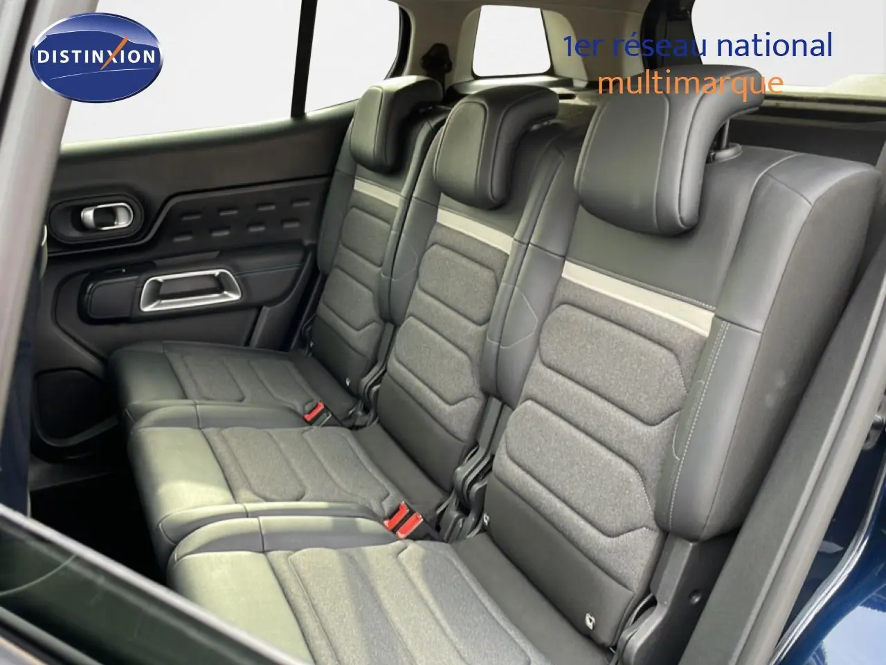Vue intérieure côté droit sur les sièges arrière gris et noirs du Citroën C5 Aircross Bleu Eclipse Métal 2024.