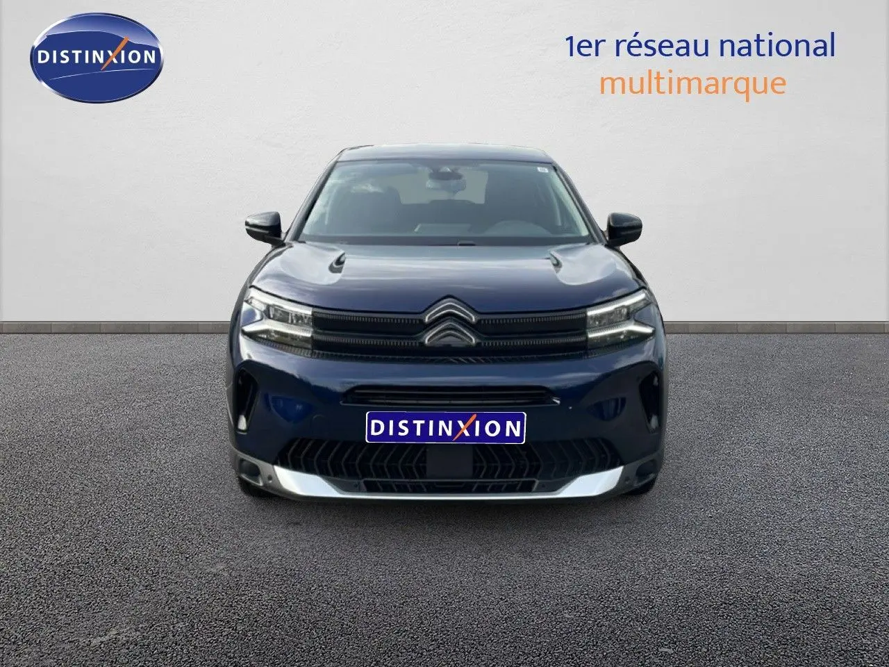Vue frontale d'un Citroën C5 Aircross 2024 bleu éclipse métal avec calandre noire et détails argentés au pare-chocs.
