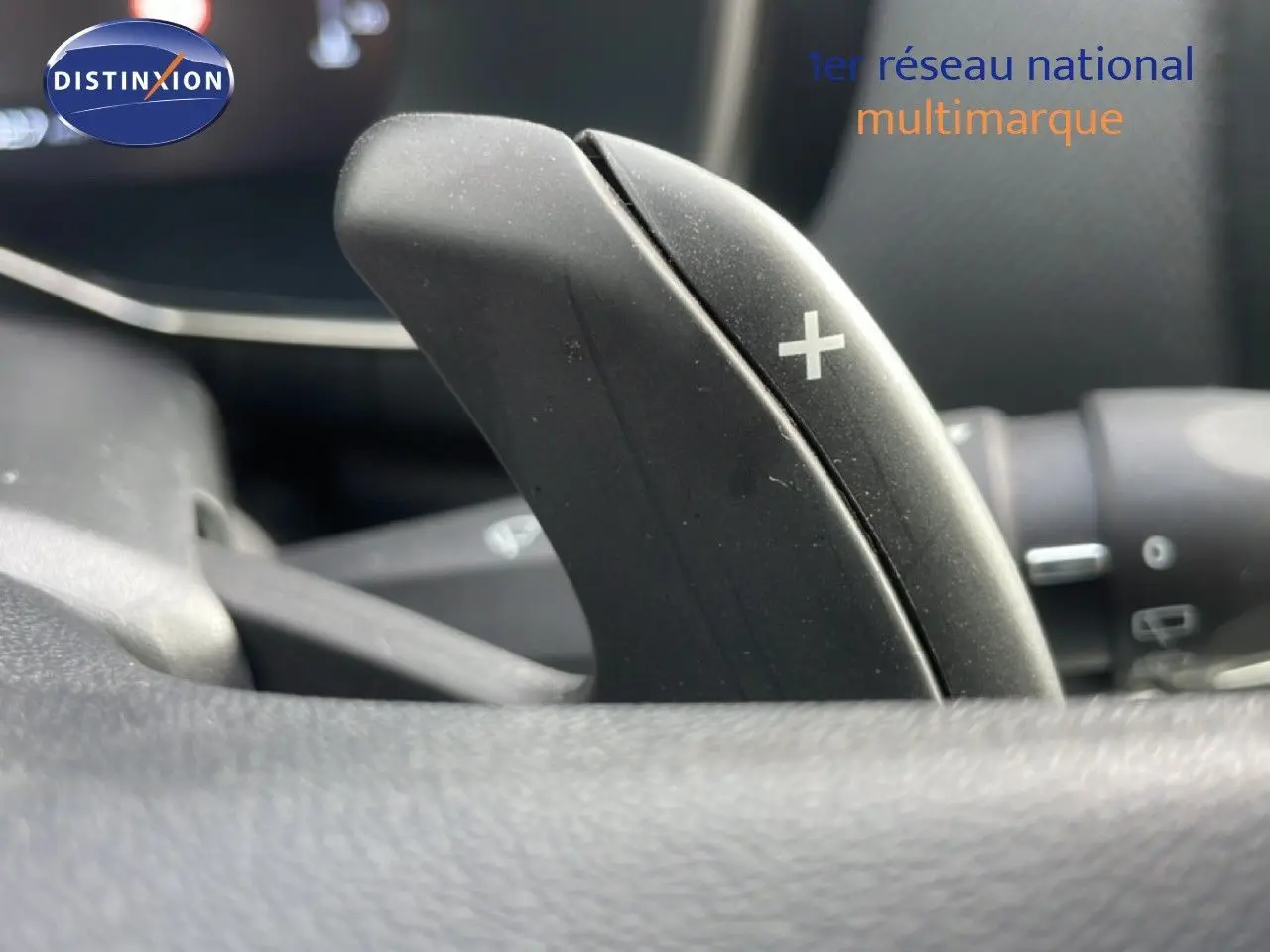 Gros plan sur la palette de changement de vitesse droite dans l'habitacle du Citroën C5 Aircross bleu Eclipse Metal 2024.