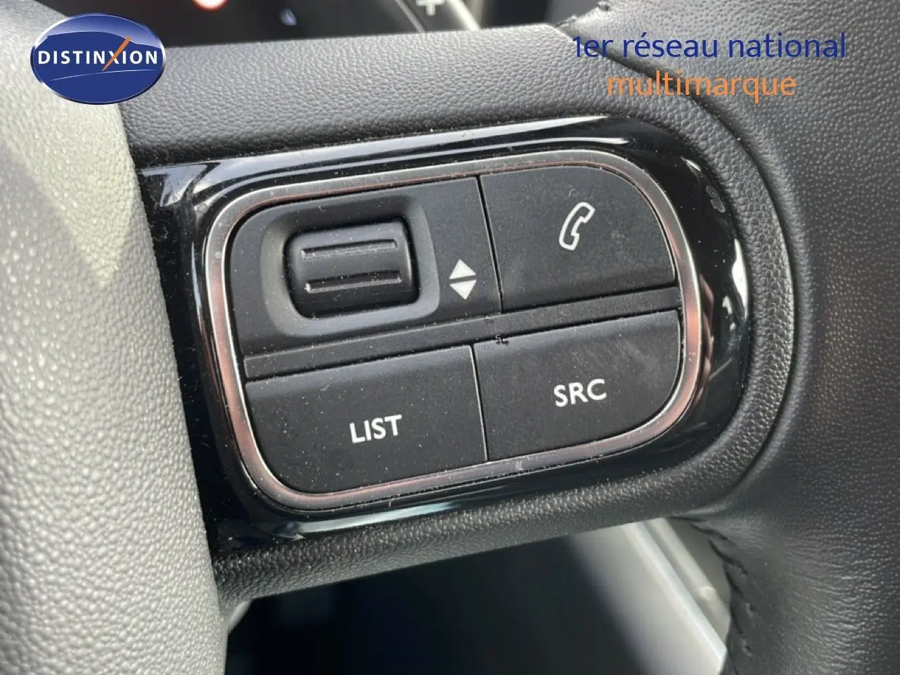 Gros plan sur les commandes au volant noir du Citroën C5 Aircross 2024 en bleu Eclipse Metal.